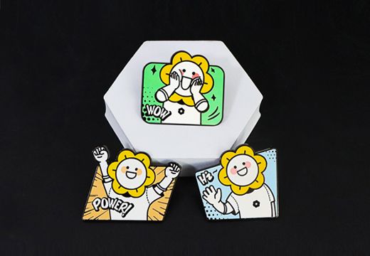 灿烂笑脸不规则徽章定制