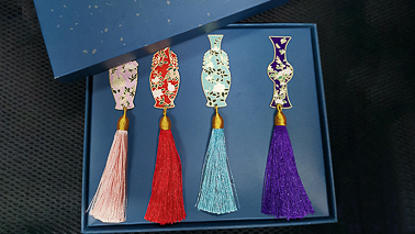 校园文创产品与红色精神融合的好处？